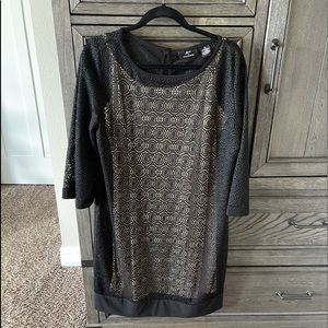 Nude and black straight dress. ❤️